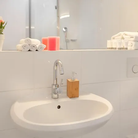 Sun Apartment *